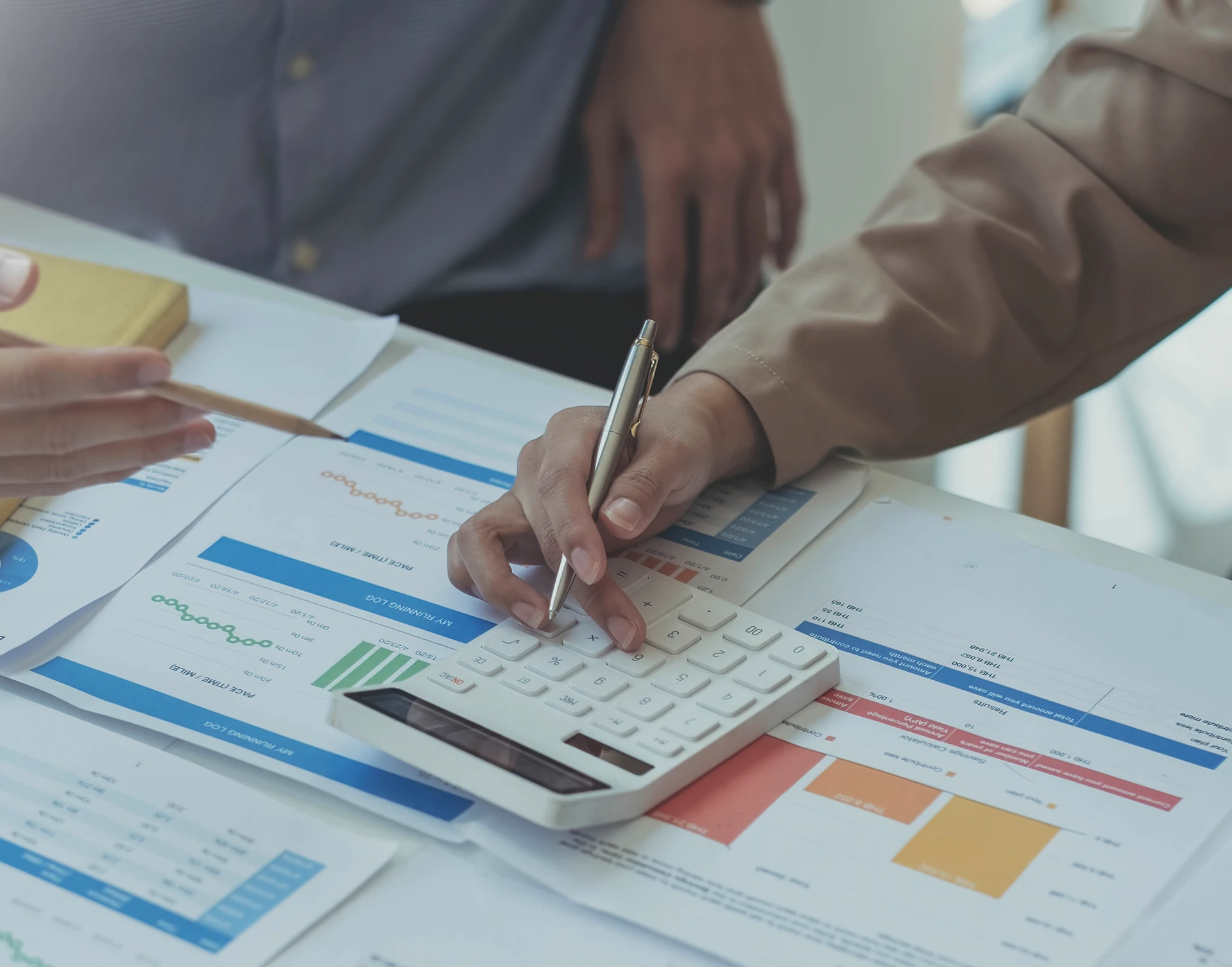 Préparation d'un devis sur mesure, calculatrice et documents sur une table