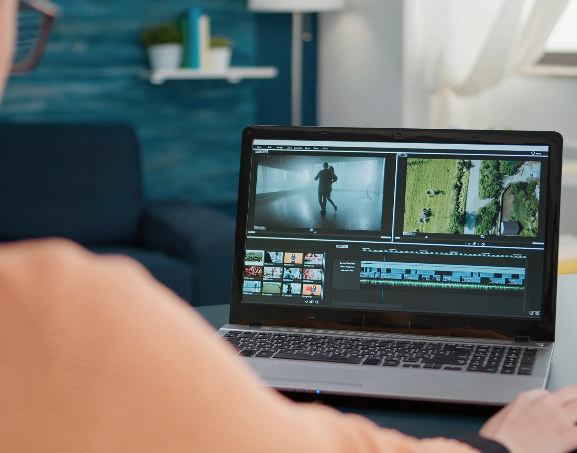 Montage vidéo des images de l'événement sur un ordinateur portable