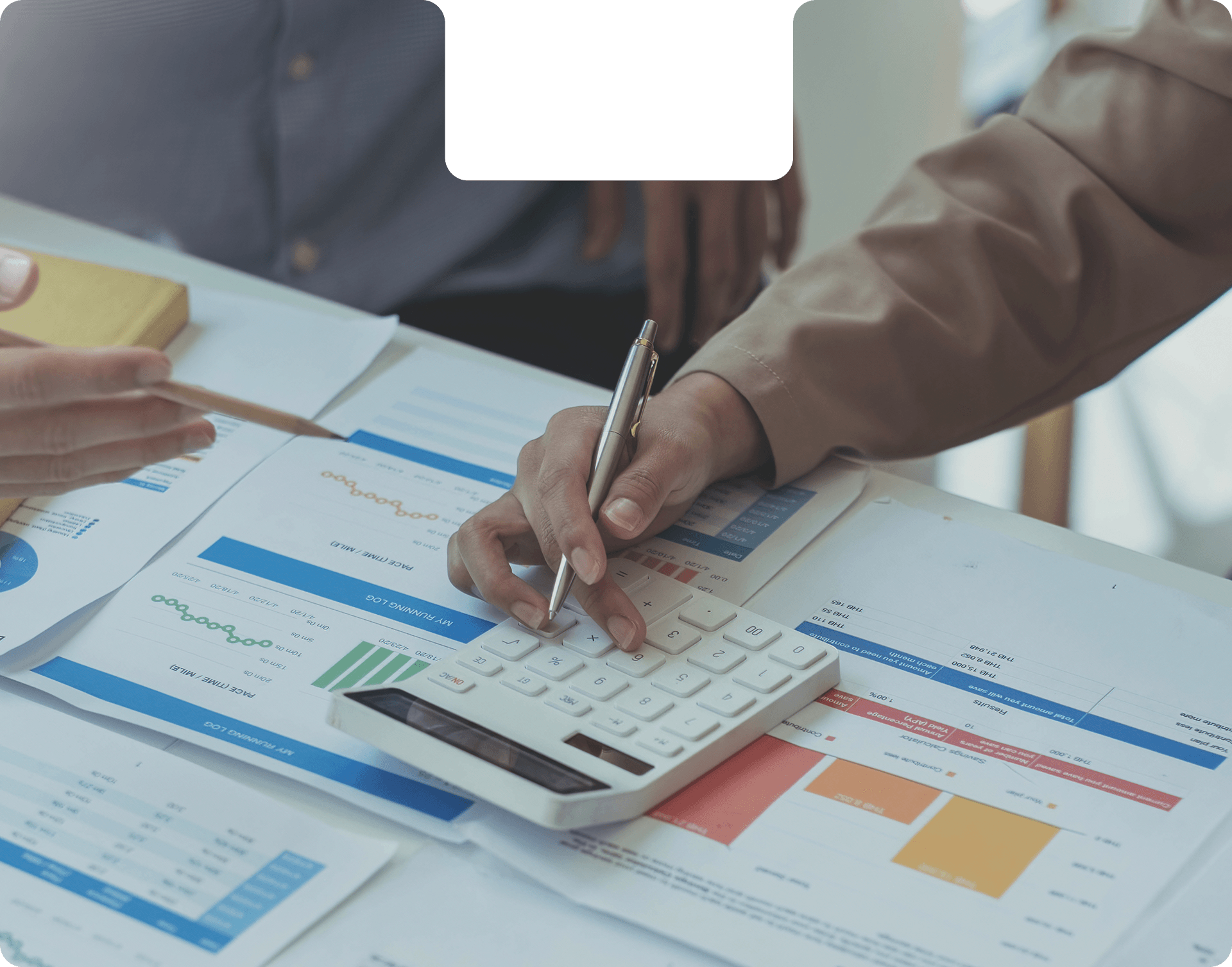Préparation d'un devis sur mesure autour d'une table de travail