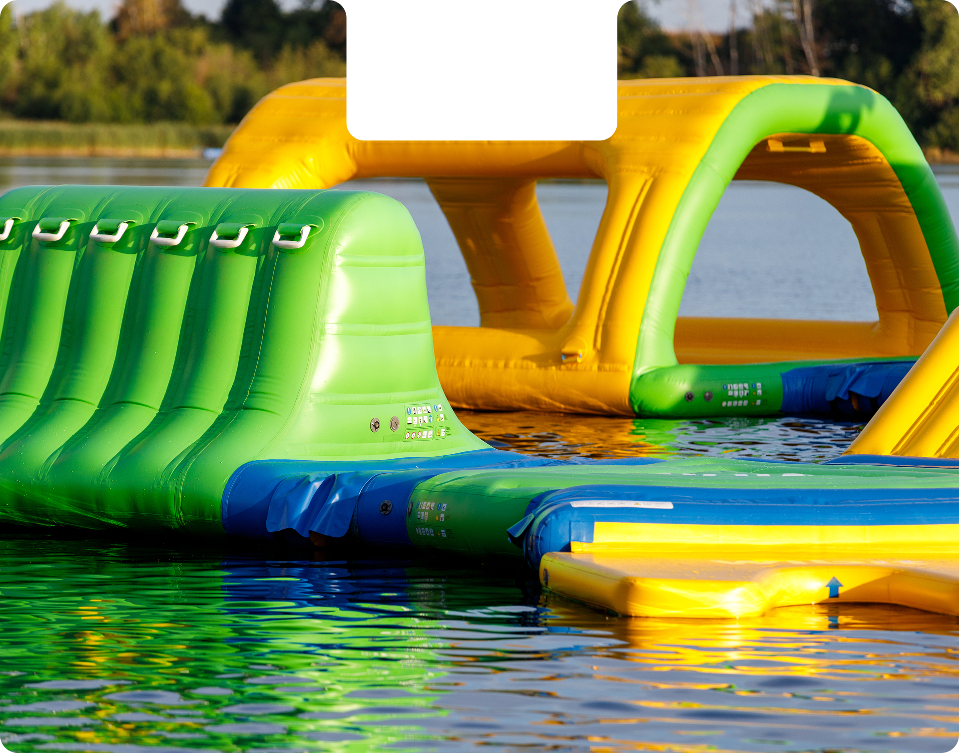 Structures gonflables sportives installées et prêtes à jouer