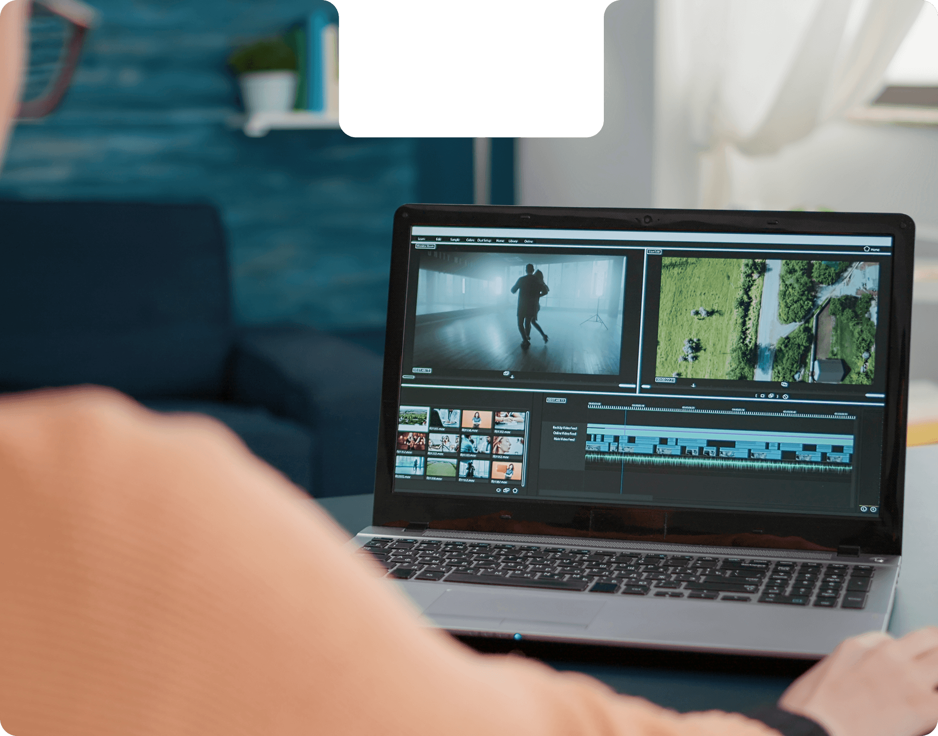 Montage des photos et vidéos de l'événement sur un ordinateur portable