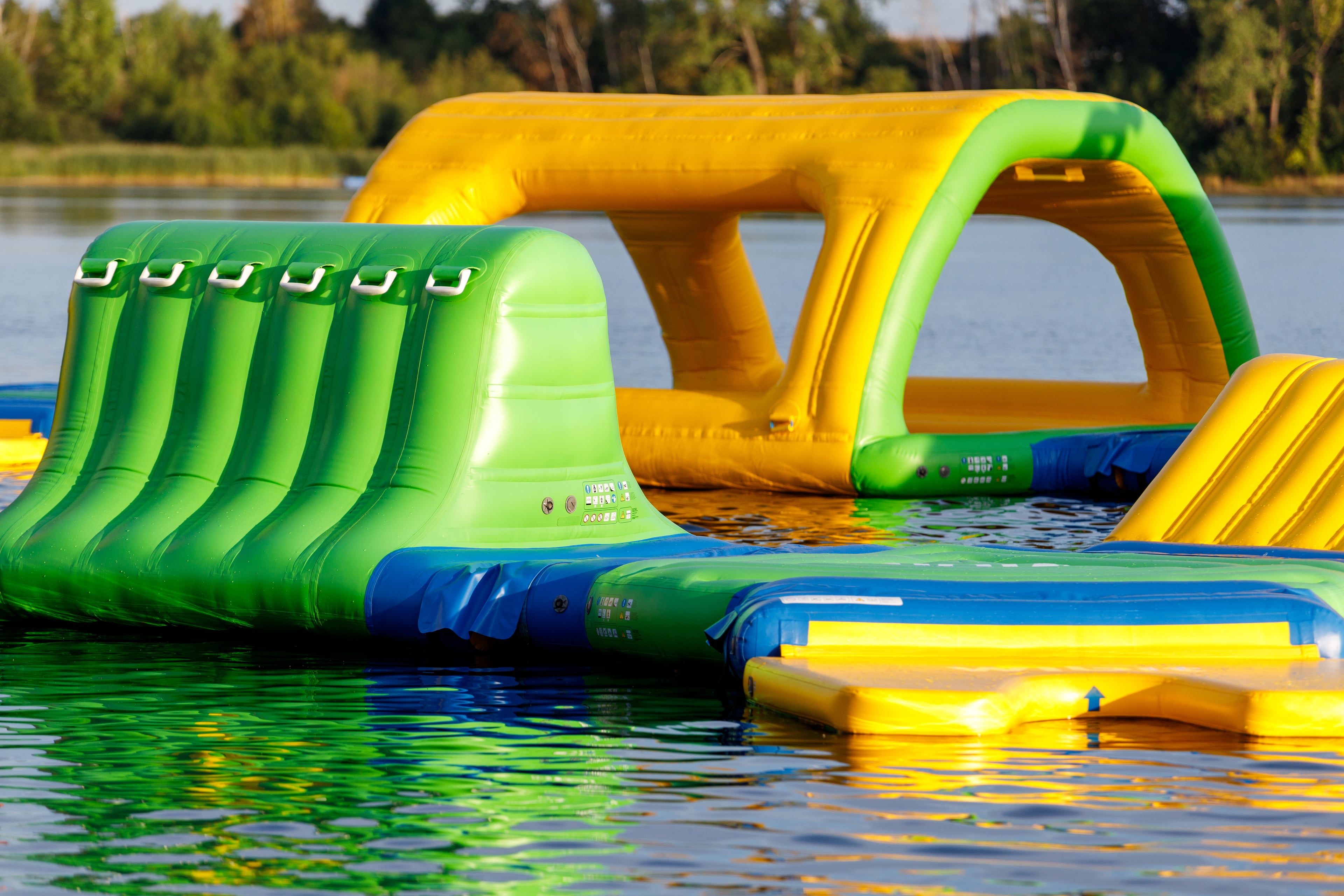 Parcours gonflable aquatique installé sur un lac