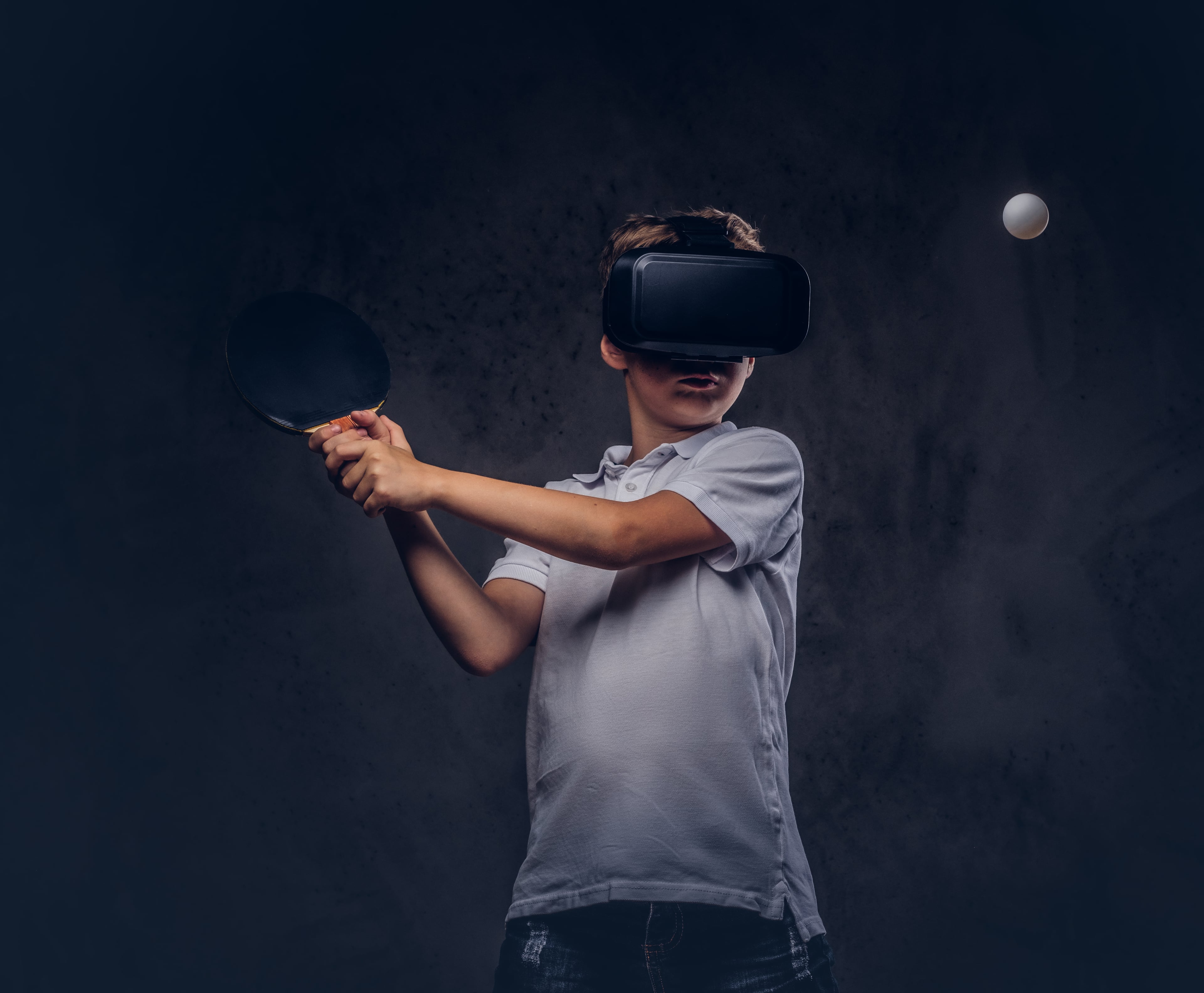 Enfant jouant au tennis de table en réalité virtuelle