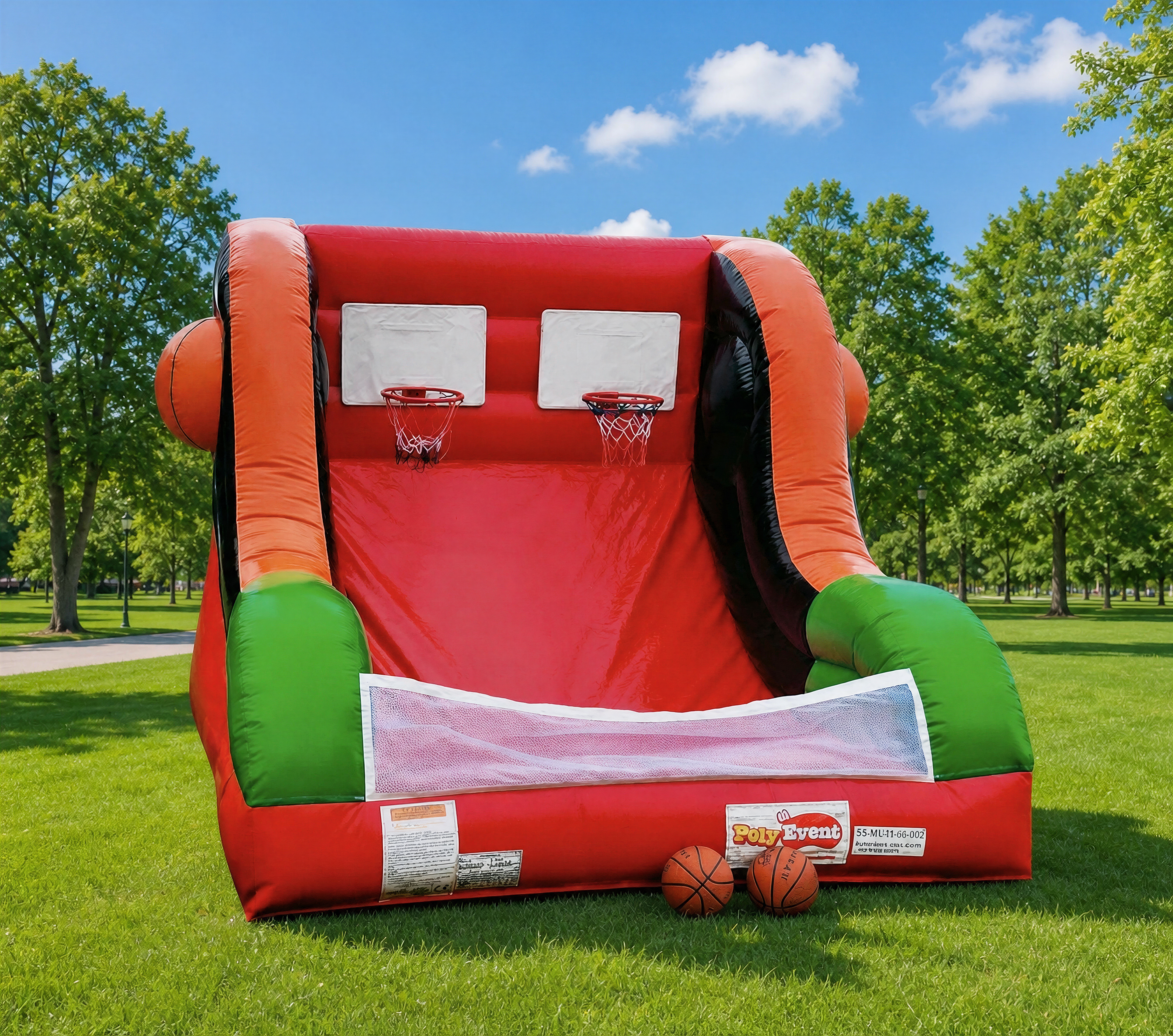 Enfant tirant au panier dans une structure de basket gonflable
