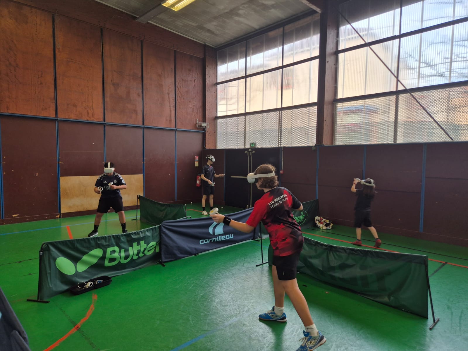Joueurs de tennis de table en réalité virtuelle dans un gymnase